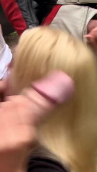Zinde sarışın azgın dogger'lara hizmet için zaman kaybetmez ve göğüslerini döl hedefi olarak kullanıyor