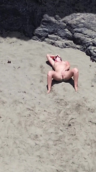 Nahá kráska na pláži - drone POV erotická relaxace