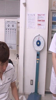 Suster jepang lagi asik masturbasi di depan pasiennya waktu dokter lagi asik mainin toketnya