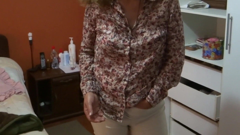 Ardientes69: Подборка эротических моментов возбужденной мачехи, выставляющейся на выставке