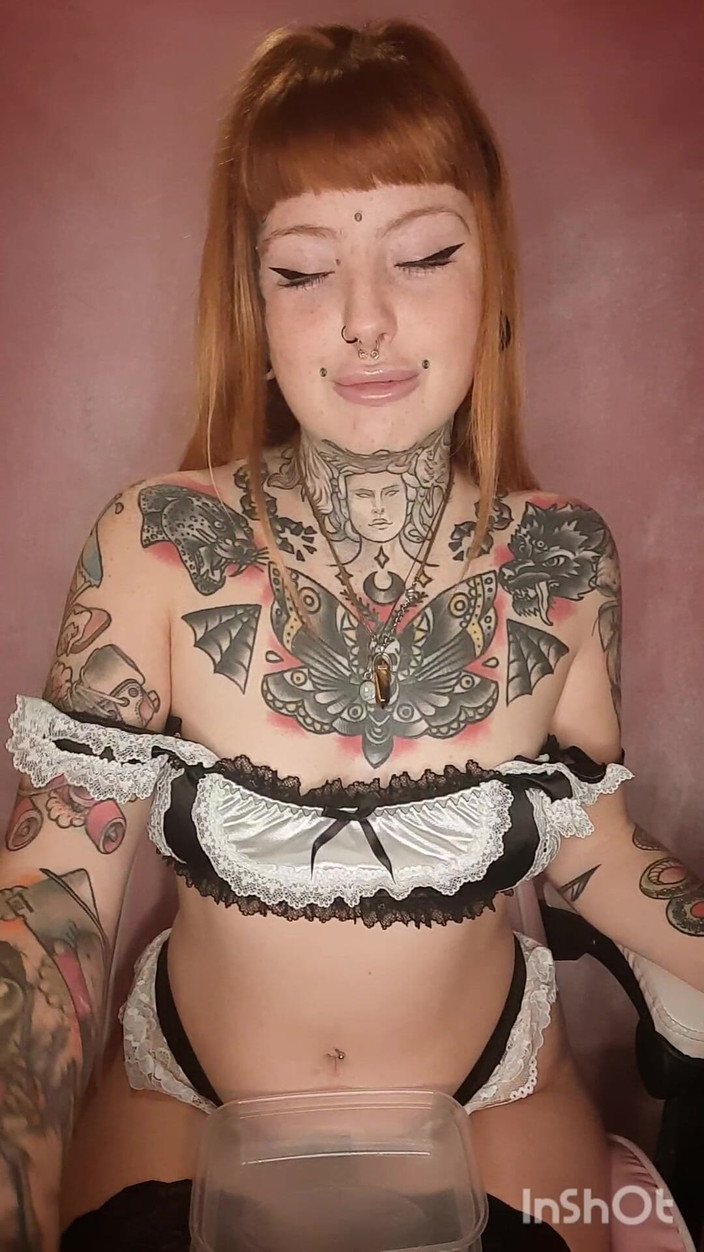 Yourfavecumslut: Služka nacpe do pusy sweettreats