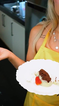 Sexy lesbičky v zástěrách a kalhotkách vaří jen pro tebe!