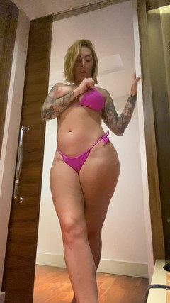 Paige Turnah: Paige正在摇晃她的屁股并戏弄你，然后在你面前抚摸她的阴户达到高潮