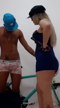 Une policière blonde sexy se tape le jeune black qui prend le vélo