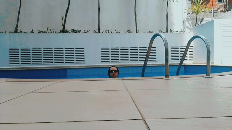 Raquel Cardoso Da Rosa: घर पर पूल द्वारा विश्राम