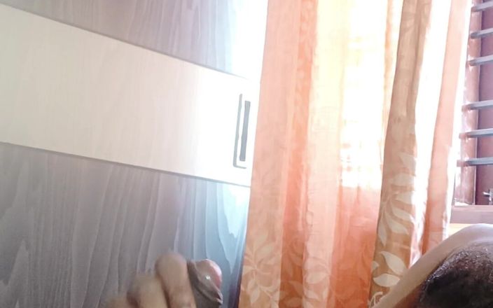 HornyHunk: 给我的鸡巴抹油并用邻居的内裤和胸罩自慰