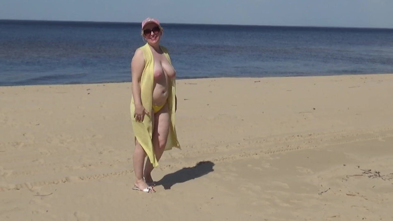 RedRoseRus: Wanita berair berjalan telanjang di pantai
