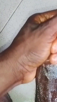 Mengusap kote hitam besar saya dengan keras sehingga saya pancut