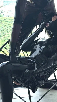 Gorąca sesja na krześle stringowym, część 2 - Alex Latex