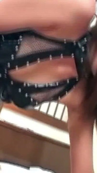 후배위 스타일에 깊숙이 따먹히는 젊은 아시아 와이프