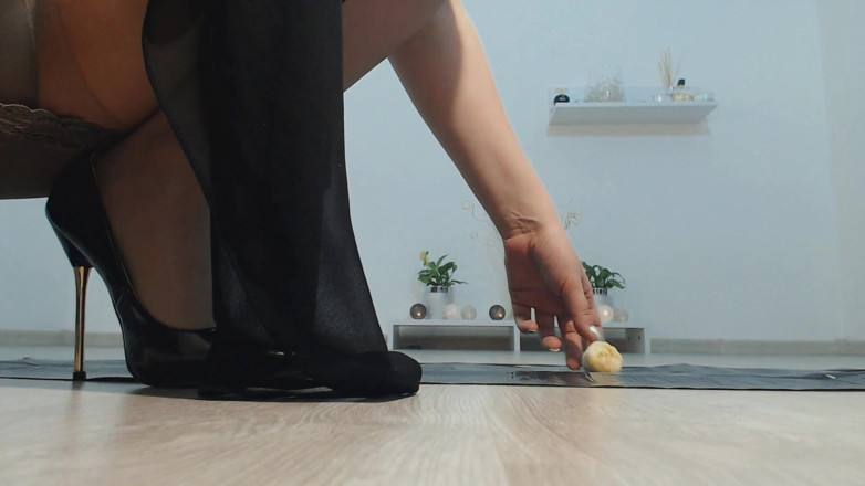 LegsOnHeels: A ponta de uma banana substituindo seu pau pequeno