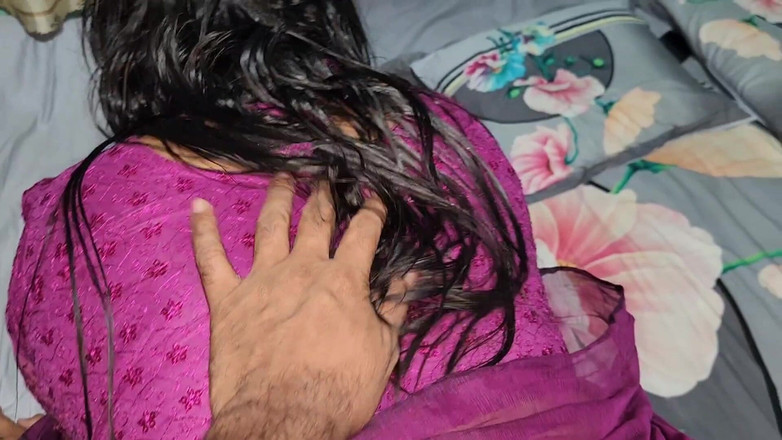 Akhi moni: Mi sono goduto il sesso con la mia sorellastra mentre...