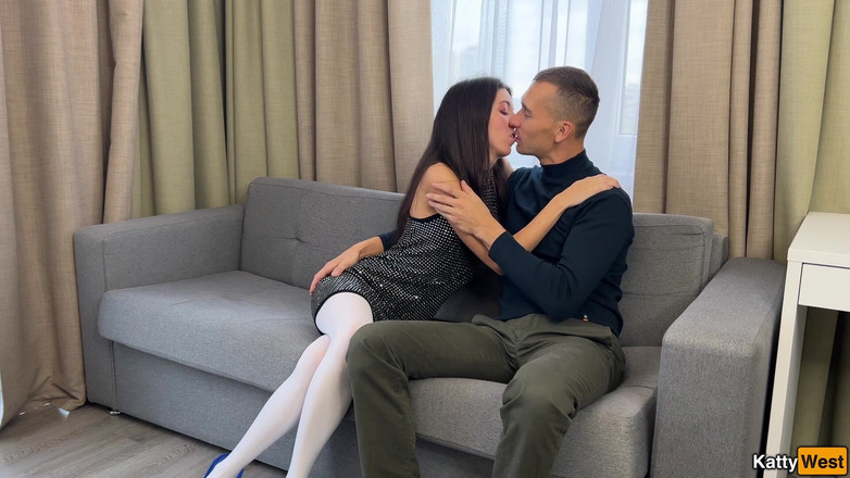 Katty West: 在椅子上狠操一个穿着白色连裤袜的女孩