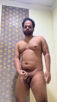 Exhibiționistă indiană care se masturbează în baie, dolofană