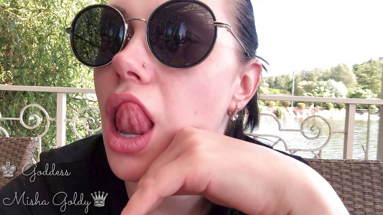 Goddess Misha Goldy: Sexy velké lízání rtů a vůně rtů a líbání a...