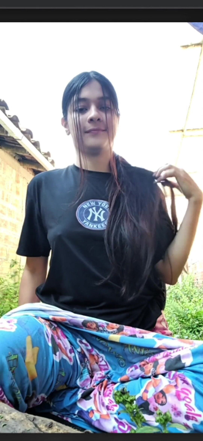 Yulieth Gomez: O fată sexy transmite și se atinge singură pentru fani