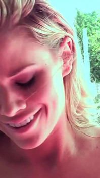 Nikki Hearts och Jessa Rhodes Lez Ute vid poolen
