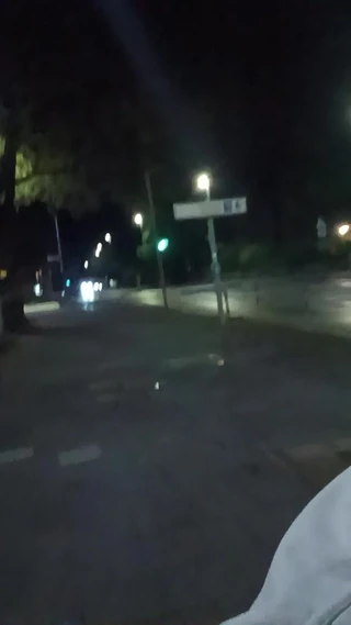 kadın kılıklı sokakta herkesin içinde riskli bir şekilde mastürbasyon yapıyor