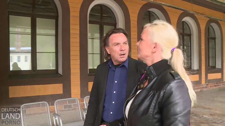 German Porn: Vivian Schmitt spędza czas z kutasem, ponieważ pociąg łączący jest opóźniony ...