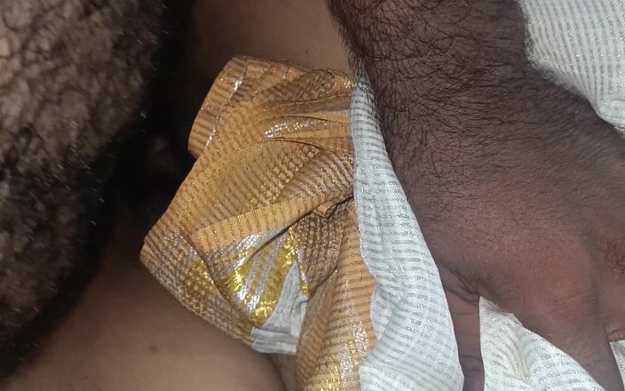 Inba: Malayalı teyze ofis masasında menajeriyle sikişiyor