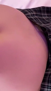 Une beauté parfaite semble lisse et un corps séduisant mène à un tournage privé audacieux se terminant par un creampie