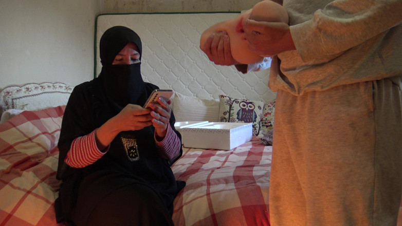 Souzan Halabi: 沙特阿拉伯妻子告诉处女继子如何操一个棕褐色的性爱娃娃