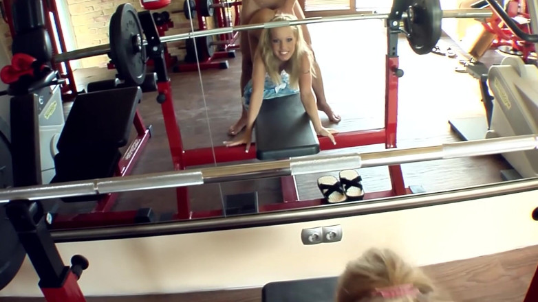 POV Orgasms: Děvka v tělocvičně tvrdě šuká na bench pressu POV