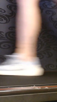 Le sneakers adidas blu a piedi