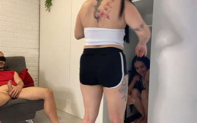 Forbidden pleasures: Vrouw verstopt vriendin in de kast en verrast haar man