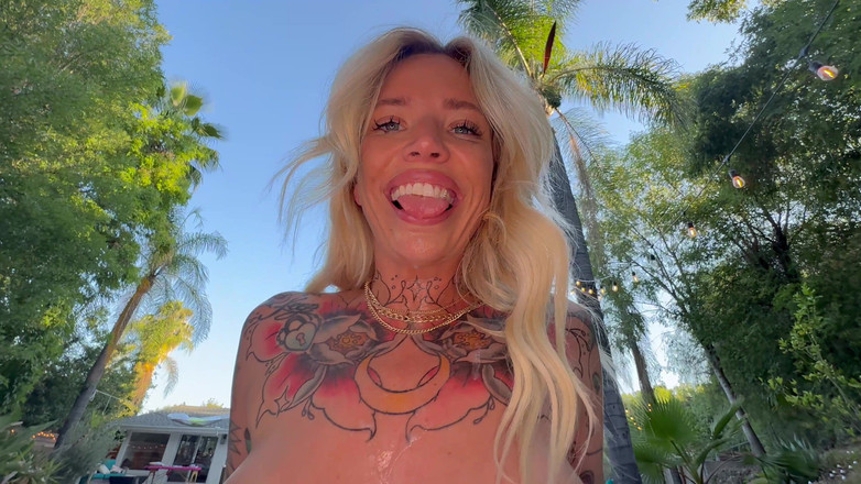 Alfiecinematic: Vedere la persoana mea cu gagica blondă tatuată Kitt Jones