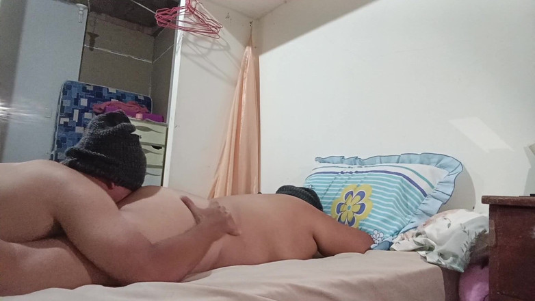 Stepmom_with_big_tits: Titik lemah gadis Meksiko ini adalah dia mencium punggung dan...