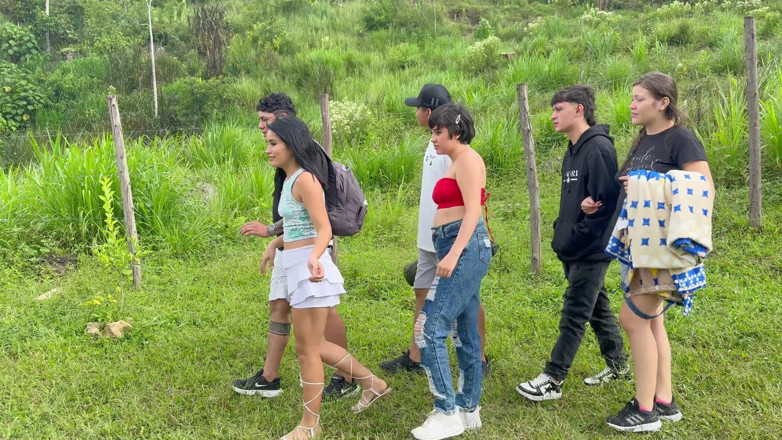 ManuelaAlvarez: Outdoor-sex, junge latinos zahlen buße an einen indischen Zwerg mit...