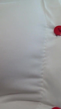 Nádherná velká prsa sestry před mýma očima zblízka. Stará MILF povislá prsa.