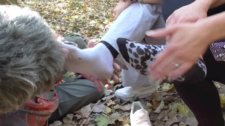 Foot Girls: Old slave must sniff stinky feet