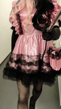 Sissy crossdresser lagi asik jalan-jalan sambil pakai sepatu hak tinggi dan pamer sekilas