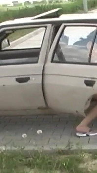Caldo sesso all'aperto per una bruna affamata di sesso che viene scopata da due ragazzi