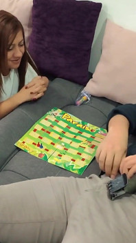 Hot-board-spiel Mit Meiner MILF Latina-kollegen Endet Mit Creampie Tropft Aus Ihrer Muschi