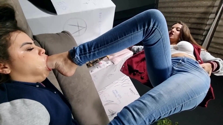 FetishKing: Deep Feet Extreme - studentské polykání nohou