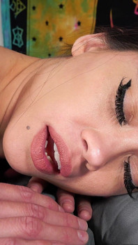 Oiled Passion: Alex Coal & Angelina Moon's sinnliche Reise der gegenseitigen Entdeckung