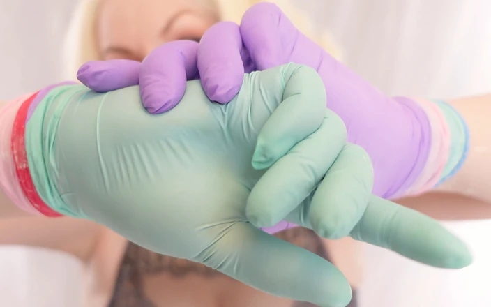 Arya Grander: ASMR: 4 Schichten Nitrilhandschuhe und Plätzchen