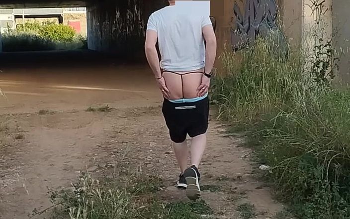 Morbosete000: Показуючи її дупу в стрінгах