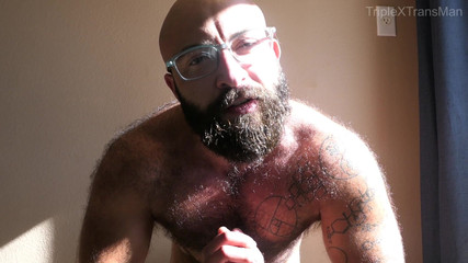 TripleXTransMan: Agresivní uctívání trans mužského těla