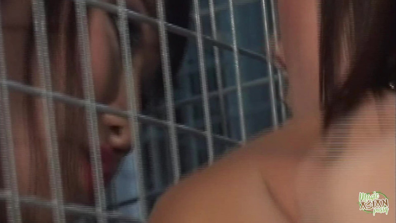 Magic Asian Pussy: Tres chicas lesbianas tienen sus juguetes sexuales empujados profundamente en...