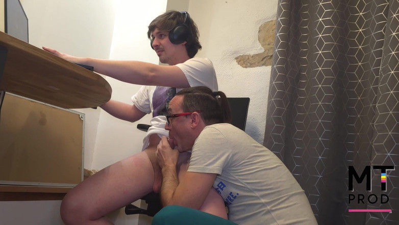 MT gay prod: Pustí Fortnite, aby rozdrtil zadek svému nevlastnímu otci!