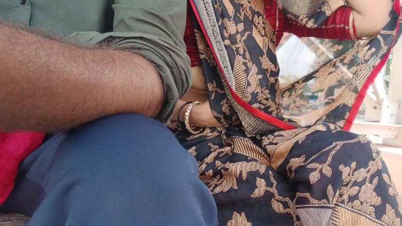 seema: Bhabhi werd heet op het treinstation en haar borsten werden...