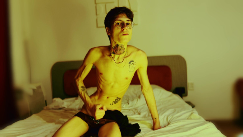 HotDogs studio: Otelde kaldım ve heteroseksüel arkadaşım gelene kadar mastürbasyon yapmaya karar...