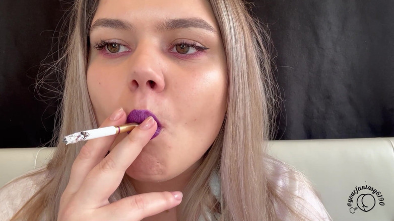 Your fantasy studio: Loira gostosa fumando