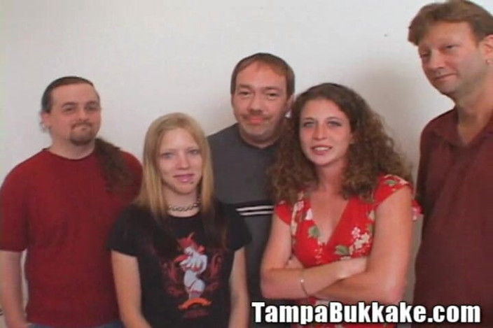 Tampa Bukkake: Twee universiteitsmeisjes ruilen sperma gangbang kleine tieten teef neukte slaapkamerbabes