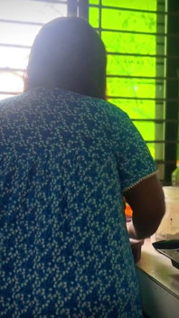 Indická desi sexy tetička ošukaná sousedem, když ráno vaří v kuchyni, zatímco strýc není doma