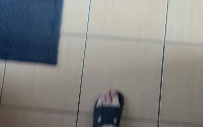 Feet: देखने का बिंदु: ग्रे लेगिंग में चलते समय फ्लिप-फ्लॉप की आवाज